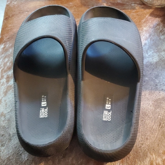 32* Cool Black Slide Sandals - Picture 2 of 4